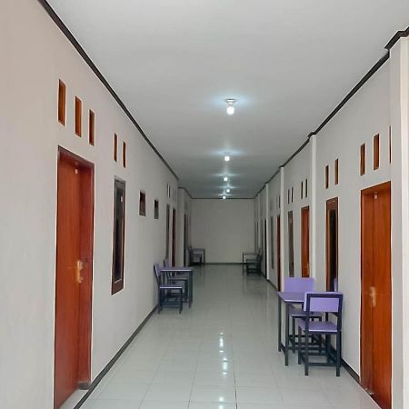 Hotel Reddoorz @ Jalan Ahmad Yani Karawang Exterior foto