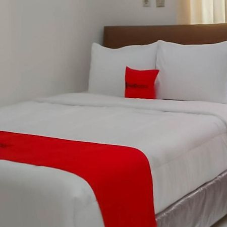 Hotel Reddoorz @ Jalan Ahmad Yani Karawang Exterior foto